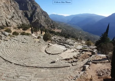 Sur le flanc du Mont Parnasse, le théâtre antique du sanctuaire panhellénique de Delphes offre un cadre magnifique