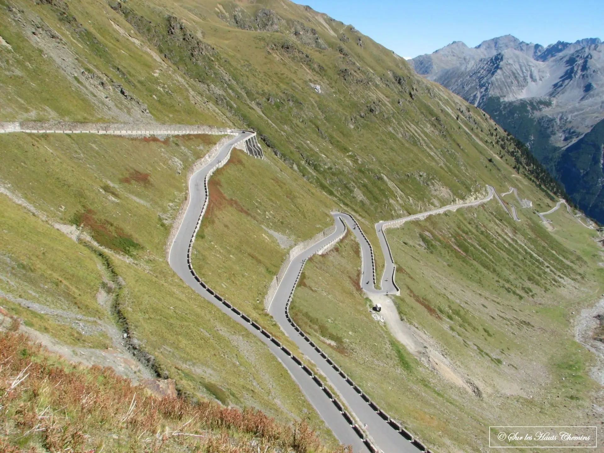 Sur la route qui monte au col du Stelvio dans les Dolomites
