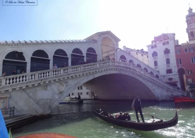 Le pont du Rialto, le plus ancien et le plus célèbre des ponts qui traversent le Grand Canal de Venise