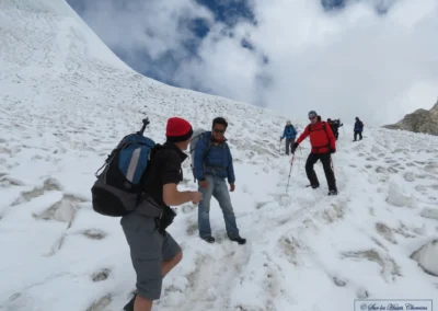Descente du Cho La Pass bien enneigé lors de notre trek "Au pied de l'Everest" au Népal