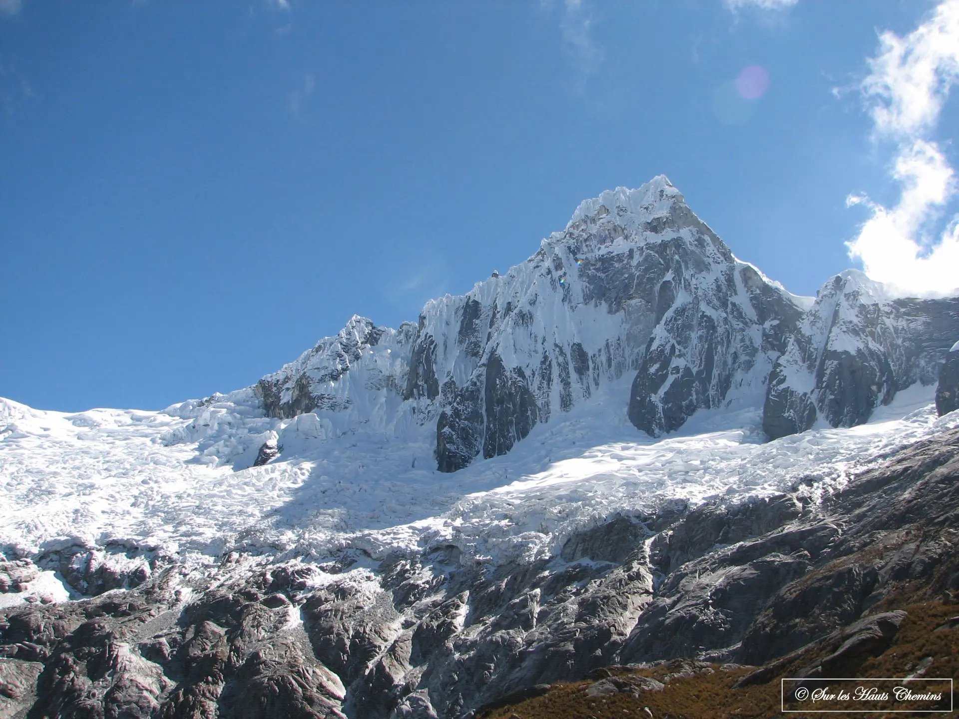 PEROU – 2011 – Cordillères Blanches La Cordillère Blanche, nommée ainsi pour sa neige éternelle et la couleur de sa roche, est une chaîne de montagnes de la cordillères des Andes au Pérou.