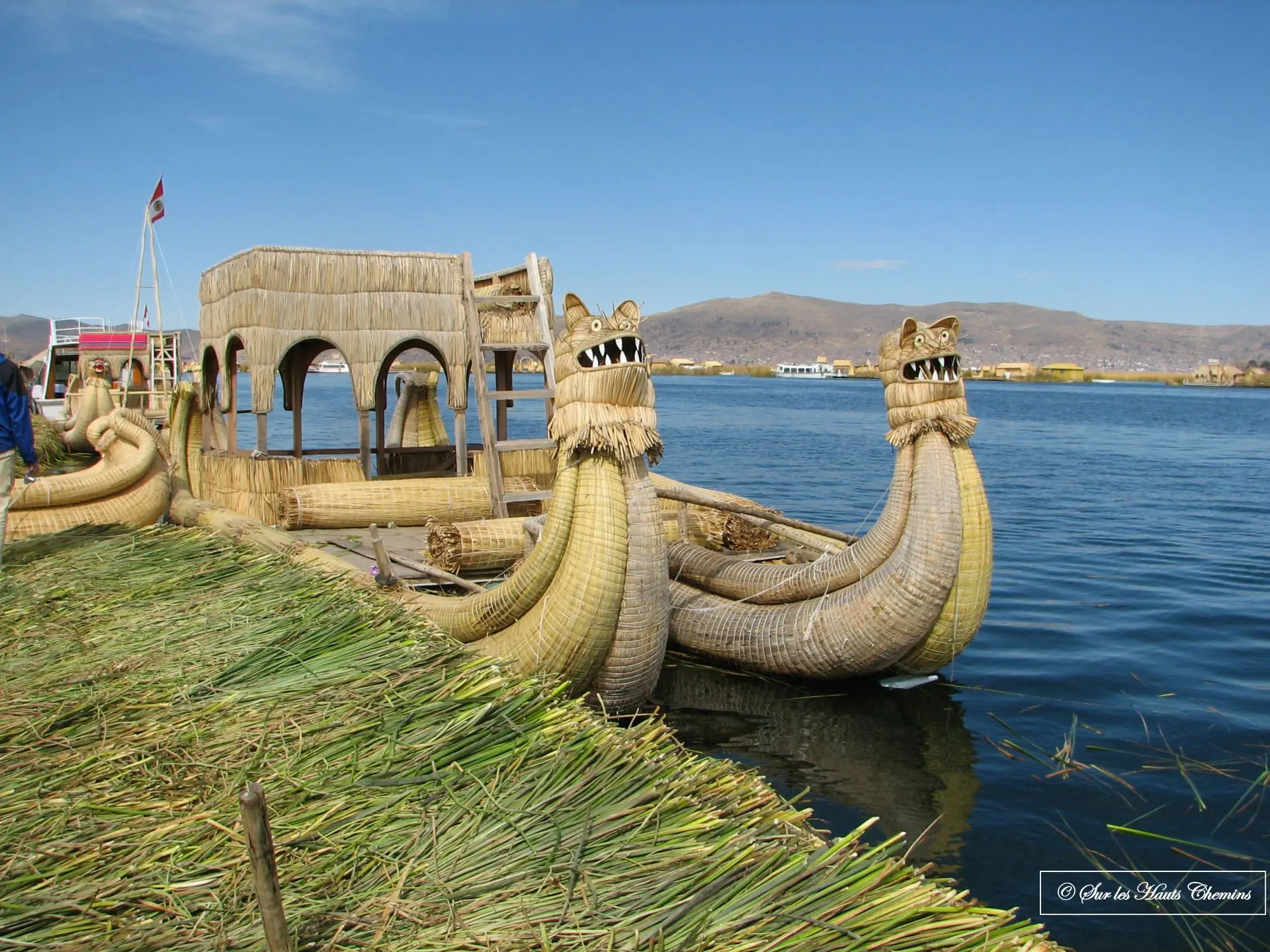 Le Lac Titicaca est habité par des communautés indiennes qui vivent sur les fameuses îles flottantes.