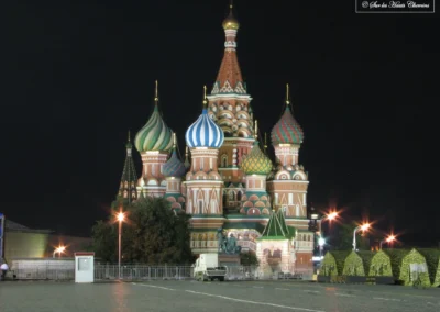 La cathédrale Saint-Basile-le-Bienheureux, un des emblèmes de Moscou, attire l'attention grâce à ses jolis dômes de couleurs et de designs différents