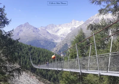 Le Pont suspendu Charles Kuonen à Randa dans la vallée de Zermatt. Avec une longueur totale de 494 m et un point culminant qui atteint 85 m, les sensations sont garanties !