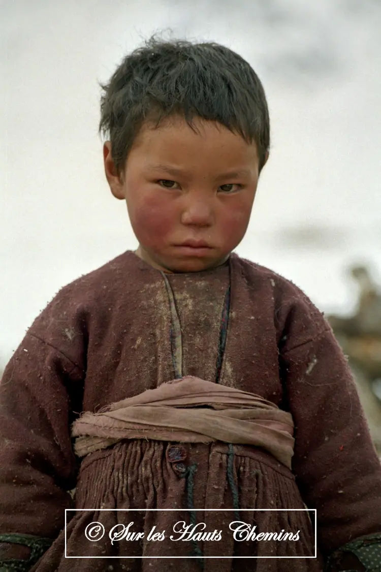 Un jeune enfant zanskarpa aux joues marquées par le froid rigoureux de l'hiver