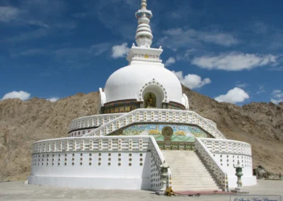 Perché au sommet d'une colline escarpée, le Shanti Stupa est un magnifique monument bouddhiste au dôme blanc.